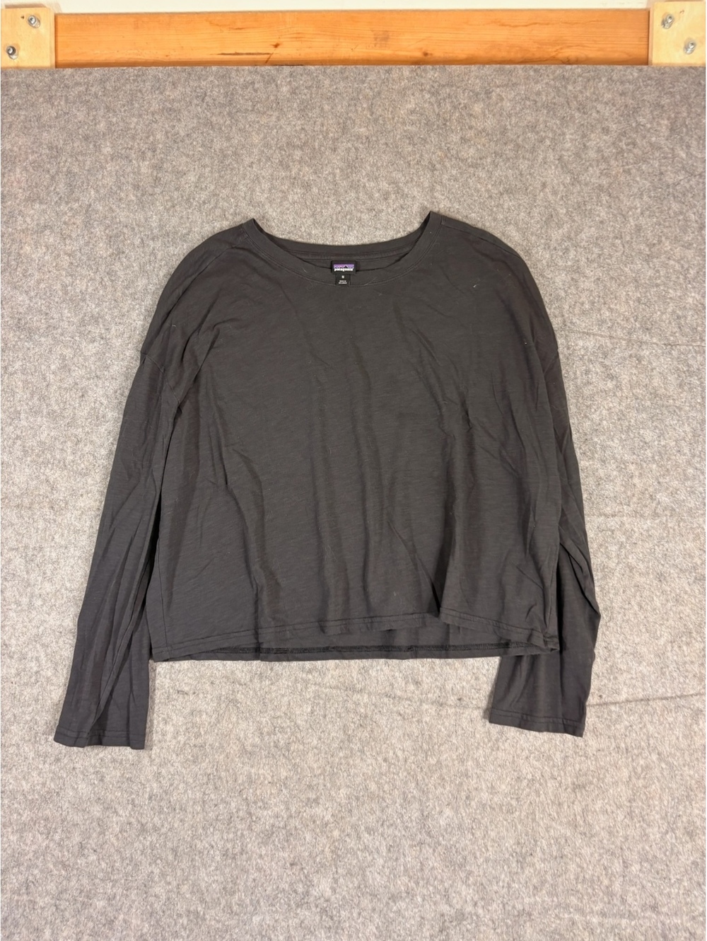 Patagonia dark gray long sleeve cropped top size medium